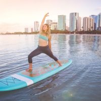 Transformez une planche à pagaie en un puissant outil d’entraînement grâce au SUP Fitness et au SUP Yoga